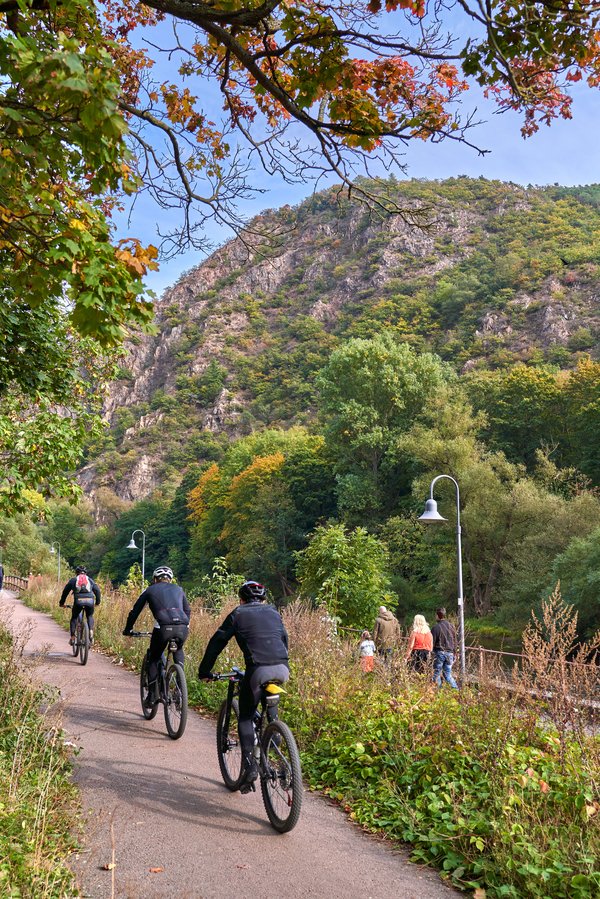 Radfahrer am Felseneck