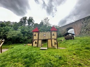 Klettergerüst auf dem Spielplatz an der Burg Ebernburg