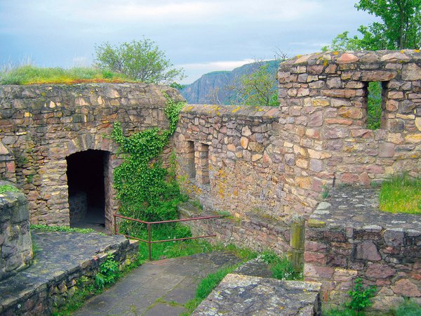 alte Mauern der Burgruine Rheingrafenstein