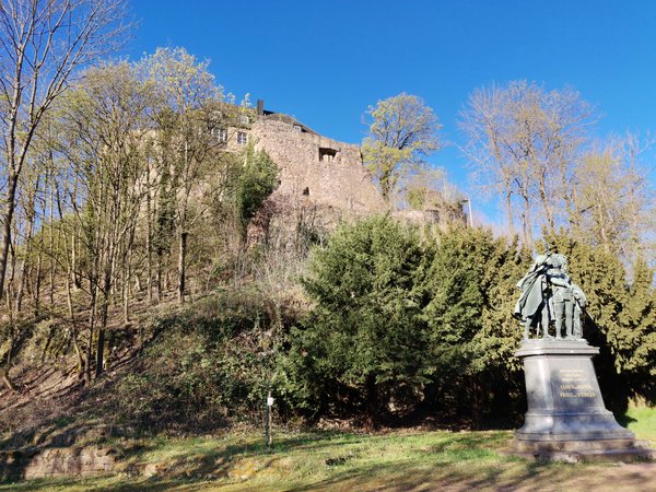 Hutten-Sickingen-Denkmal mit Burg im Hintergrund